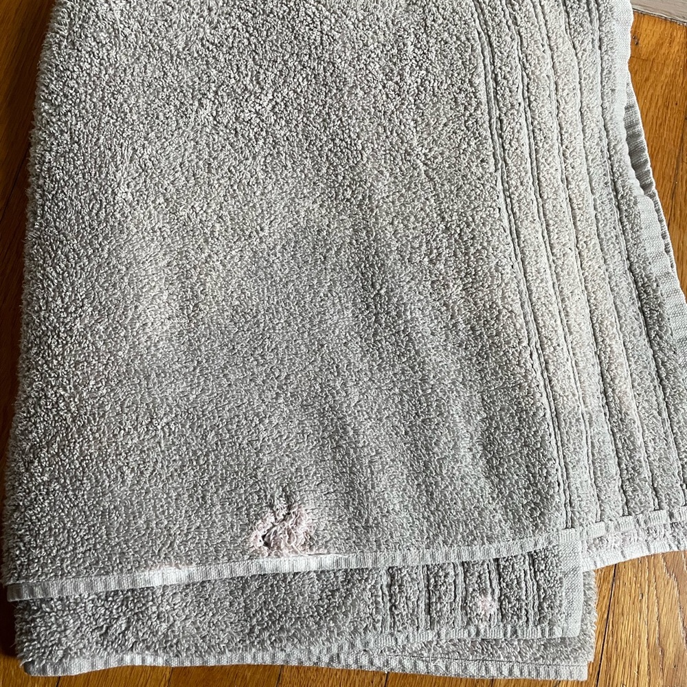 4 Grey Bath Towels - Picture 7 of 7
